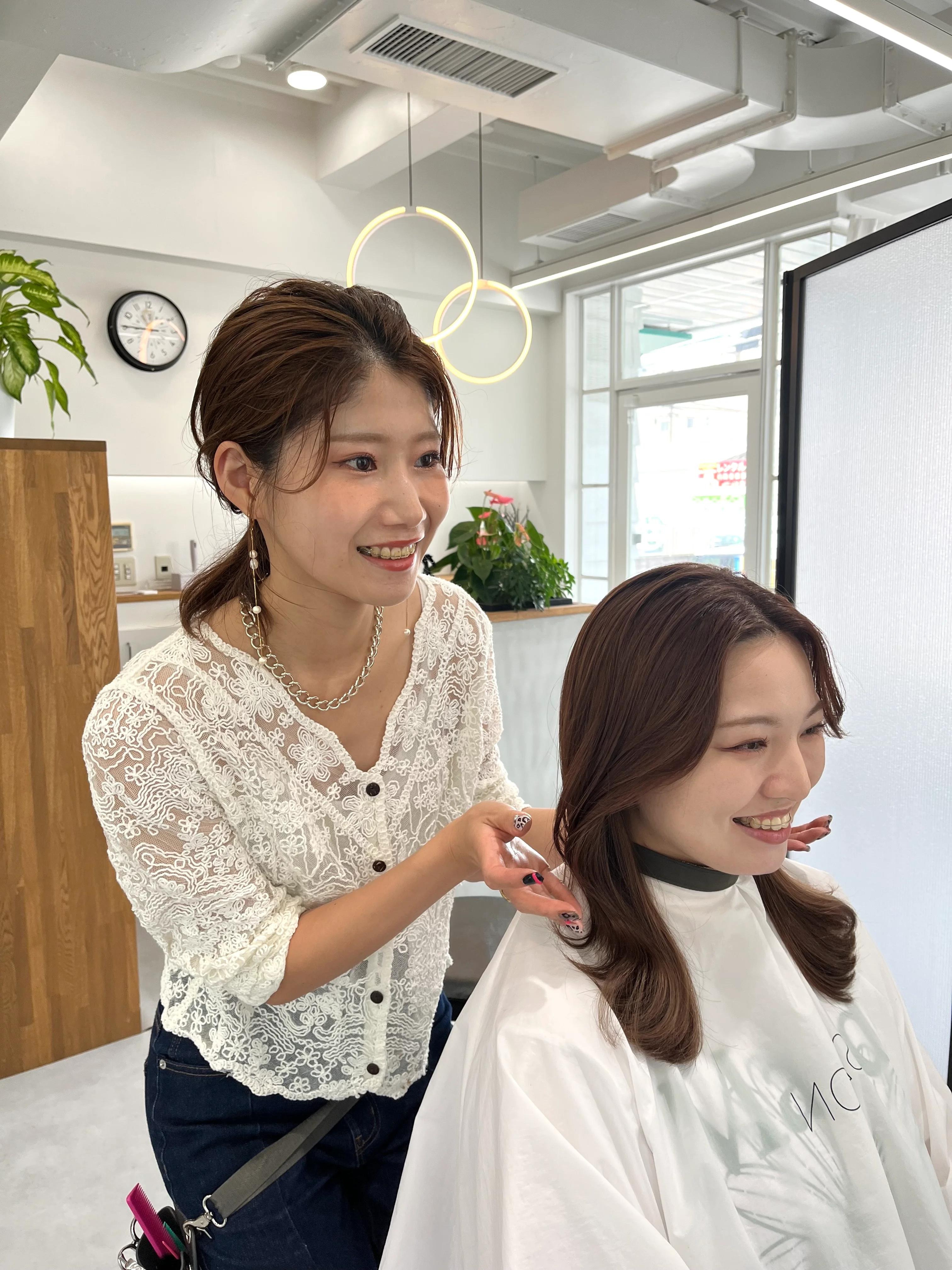 SHIKI店内で施術する女性スタイリスト